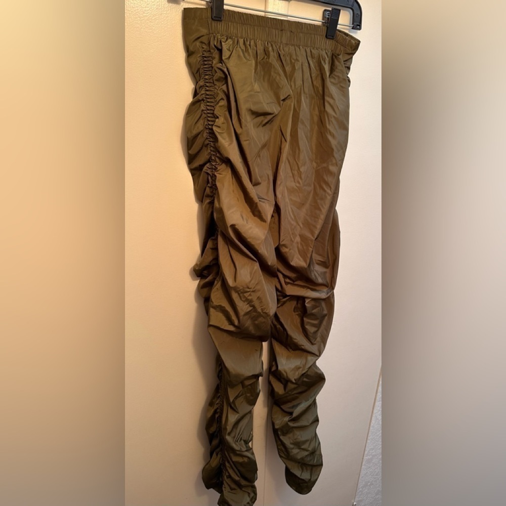 💚 Fashion Nova Ruched Stacked Parachute Pants • Olive • Medium • NWT - Picture 5 of 6